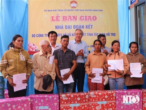 Handing over solidarity houses according to the housing support project for poor and near-poor households in Ninh Son district