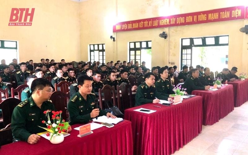 Ceremonia de clausura del curso de capacitación fronteriza para guardias fronterizos de la provincia de Hua Phan.