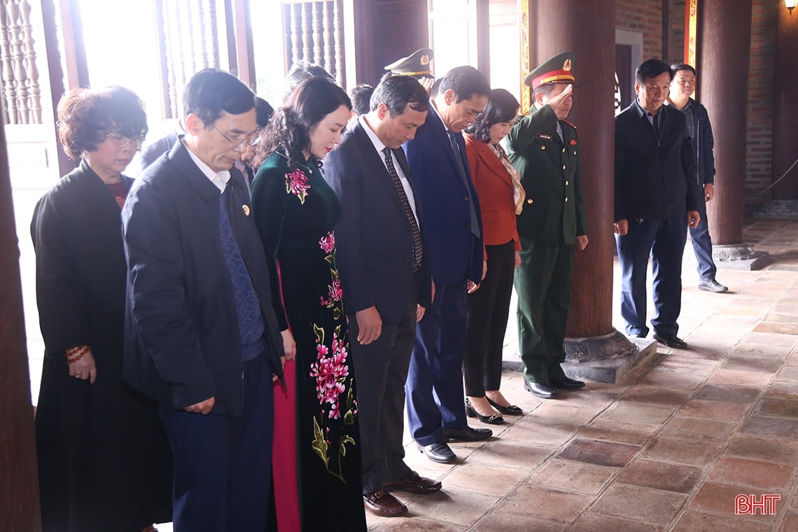 Ha Tinh leaders offer incense at red addresses on the occasion of the 94th anniversary of the Party's founding