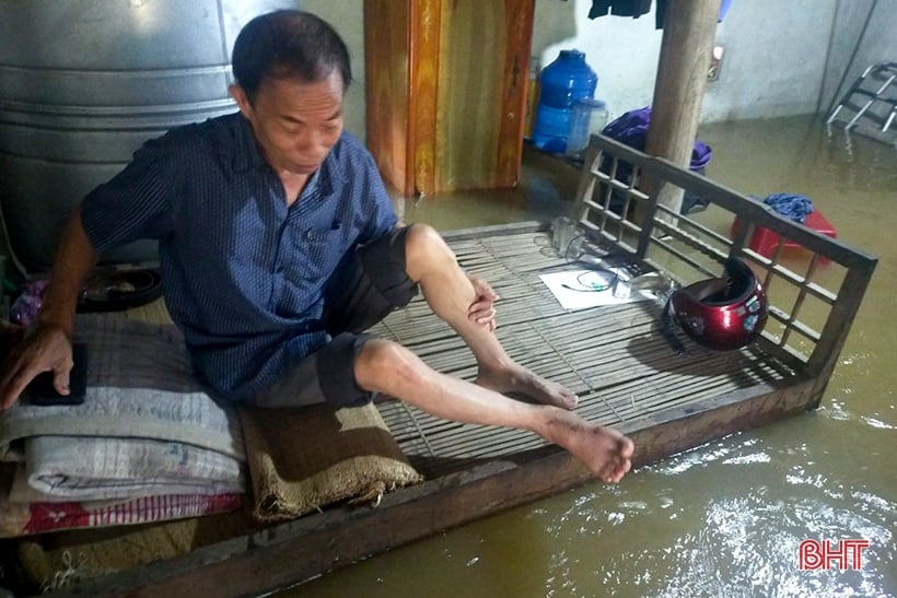 大雨で多くの家が浸水し、生徒たちは学校を休んだ。