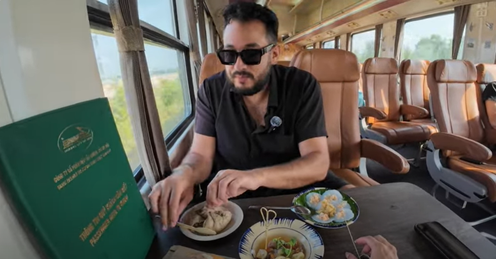 Des touristes occidentaux embarquent pour une croisière 5 étoiles à Da Nang, fous du pain à base de farine de banane verte