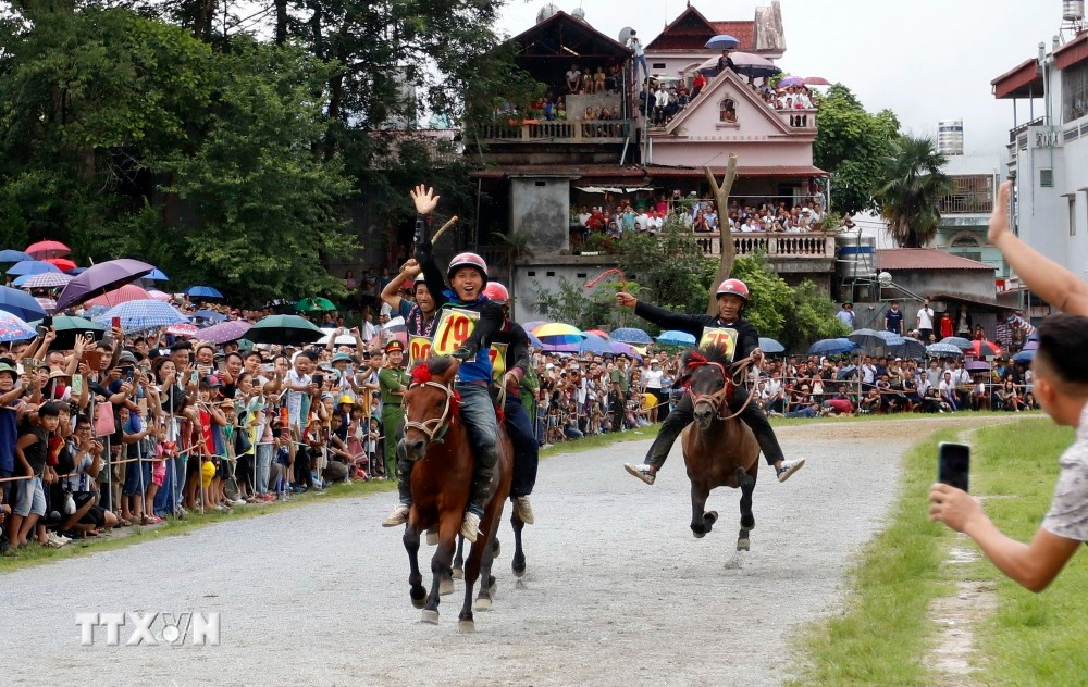 El atleta (jockey) Trang A Gio (distrito de Bat Xat) terminó excelentemente primero y ganó el campeonato. (Foto: Quoc Khanh/VNA)