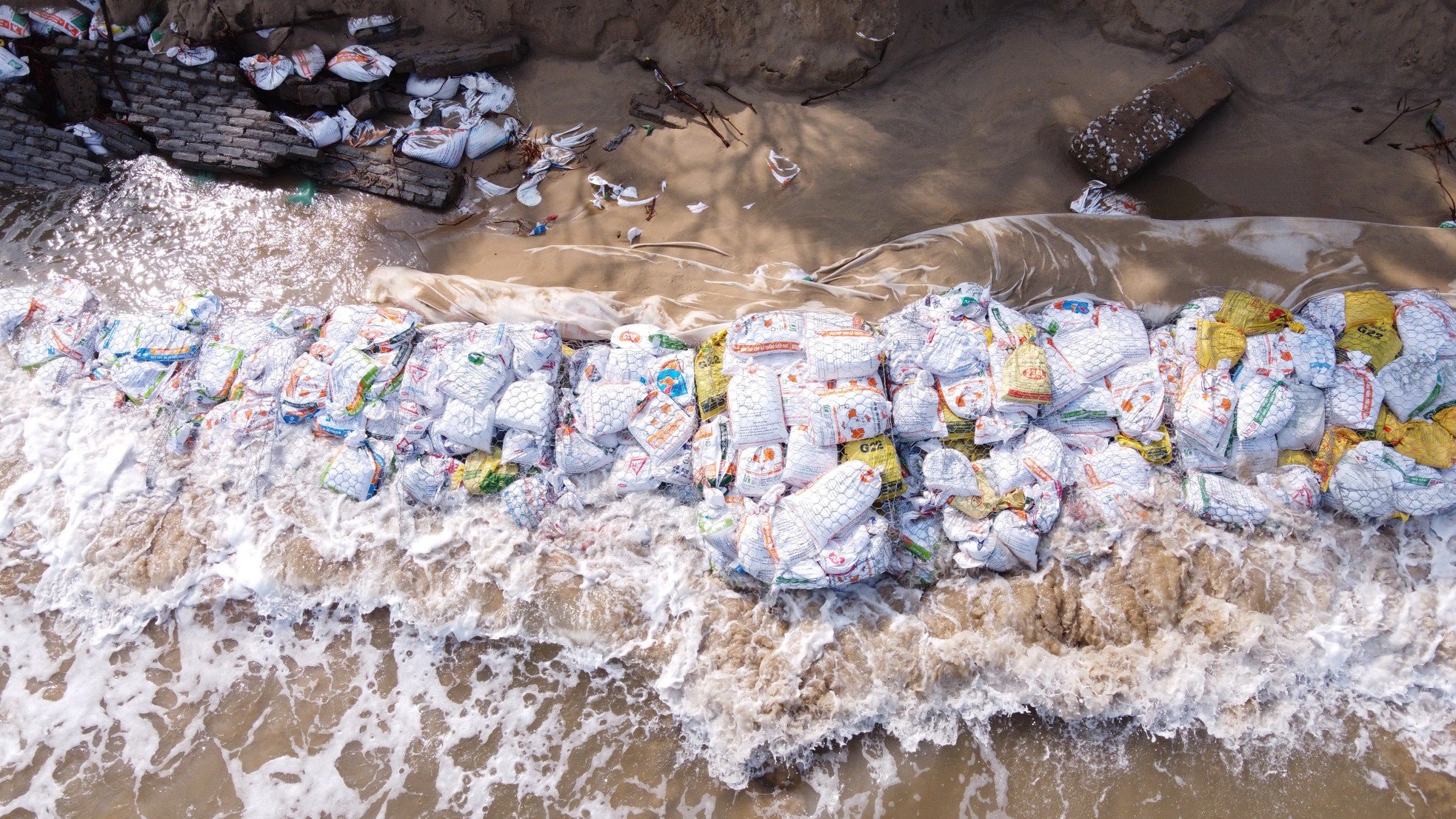 Scene of hundreds of meters of temporary dike built to save 'most beautiful beach in Asia' photo 3