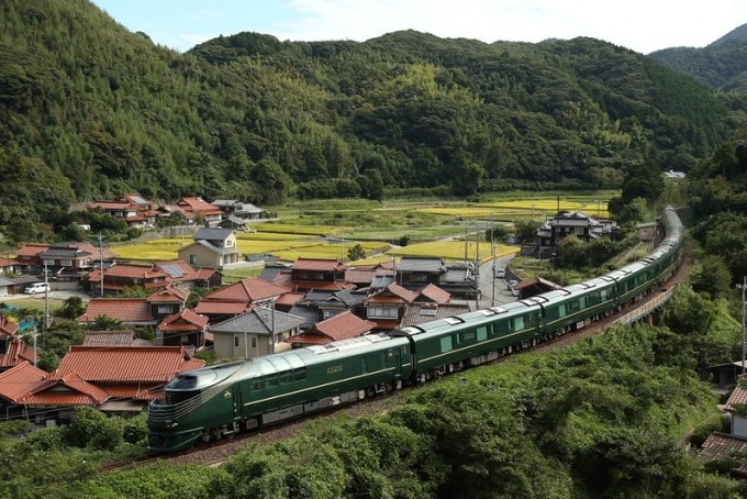 يمر قطار Twilight Express Mizukaze ذو الخمس نجوم عبر الريف في كيوت باليابان. الصورة: داخل كيوتو
