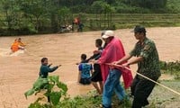 Cruzar la inundación para evacuar a la gente a un lugar seguro