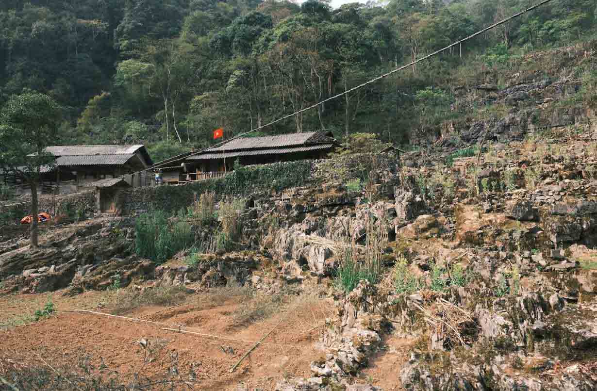 Las casas del pueblo H'Mong están dispersas en las altas montañas.