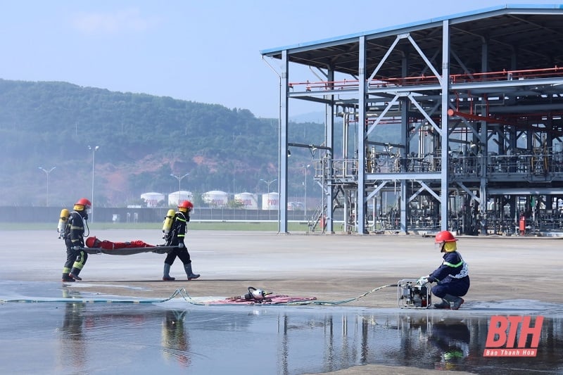 Exercice de lutte contre les incendies et de sauvetage à la raffinerie de Nghi Son