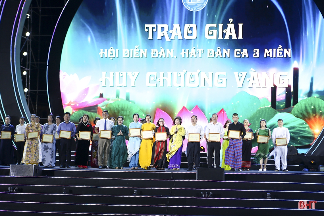 Ha Tinh a remporté le grand prix au festival de la chanson folklorique Nghe Tinh Vi et Giam 2023