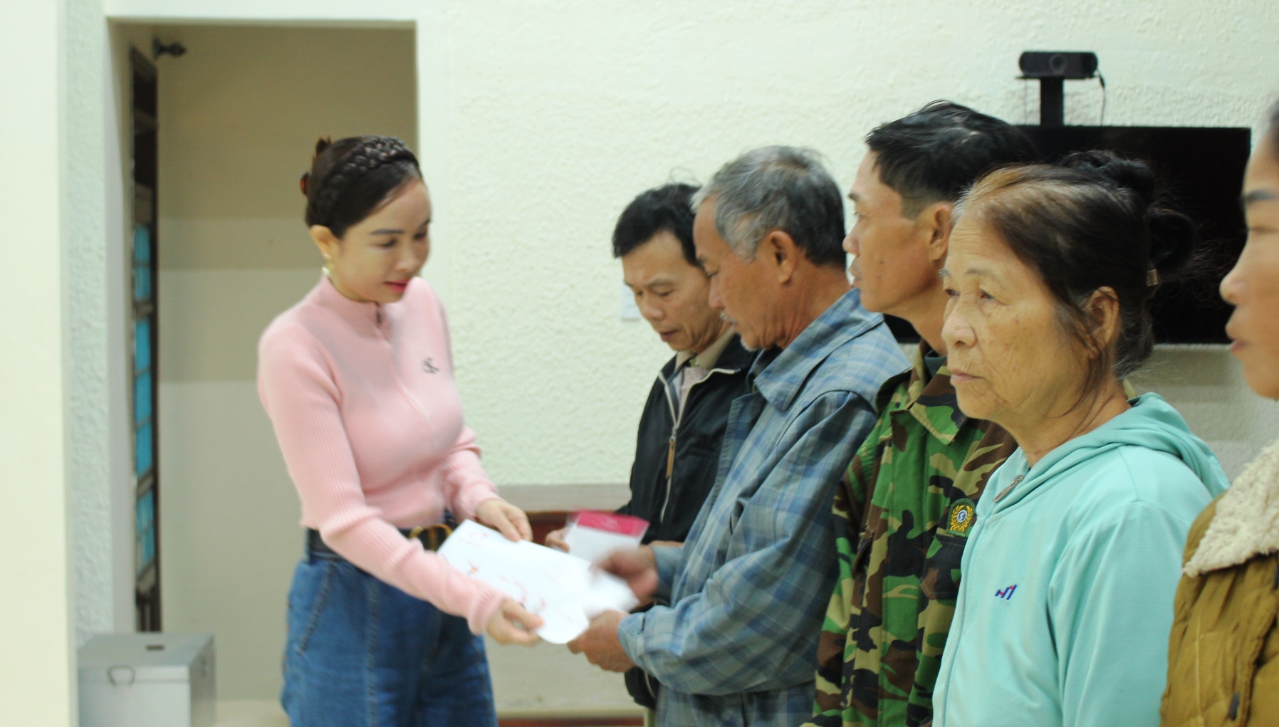 Presented 209 gifts to households in difficult circumstances in Dong Ha City.