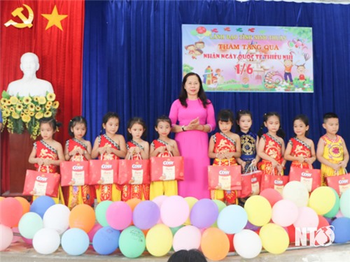 Leaders of the Vietnam Fatherland Front Committee of the province visited and gave gifts to children