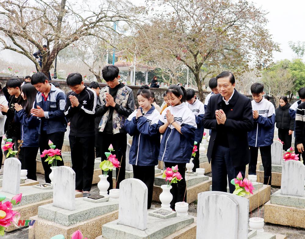 Chủ tịch UBND tỉnh Lê Hồng Vinh và các học sinh dâng hương tại các phần mộ liệt sỹ.