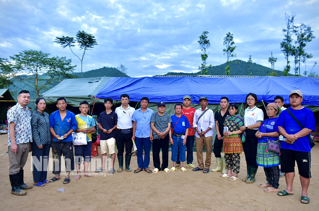 Un groupe de volontaires de la province de Ninh Binh a visité et offert des cadeaux pour soutenir les victimes des inondations dans le district de Bac Ha, à Lao Cai