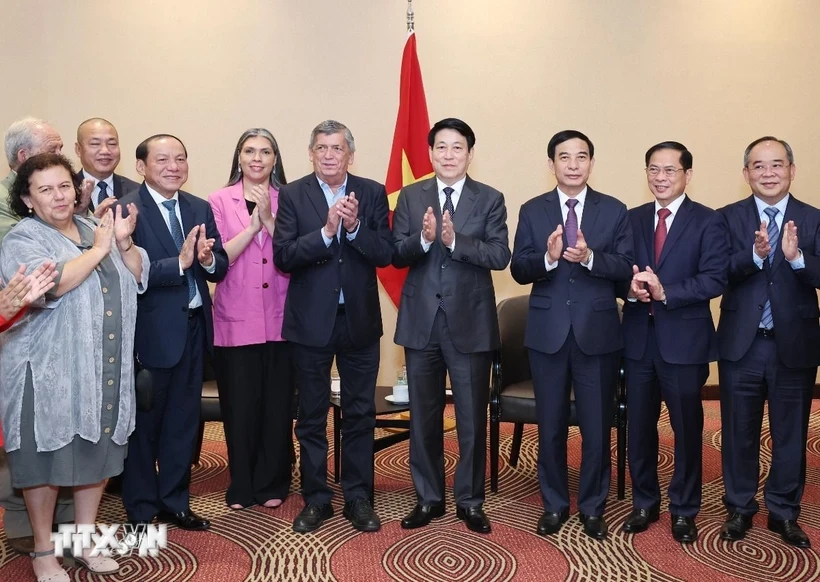 President Luong Cuong, Chairman of the Communist Party of Chile Lautaro Carmona Soto and delegates. (Photo: Lam Khanh/VNA)