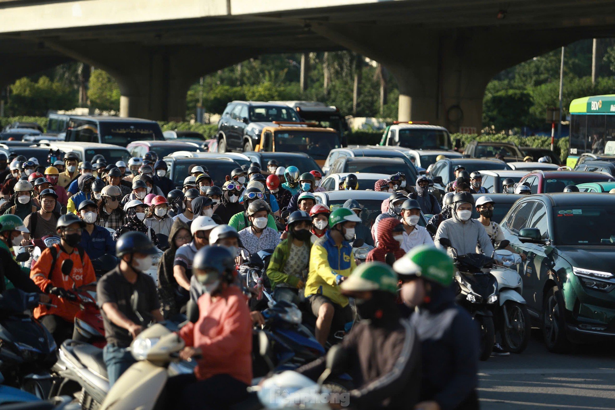 Người dân 'tay xách nách mang' rời Thủ đô nghỉ lễ, các ngả đường cửa ngõ Hà Nội ùn tắc ảnh 6