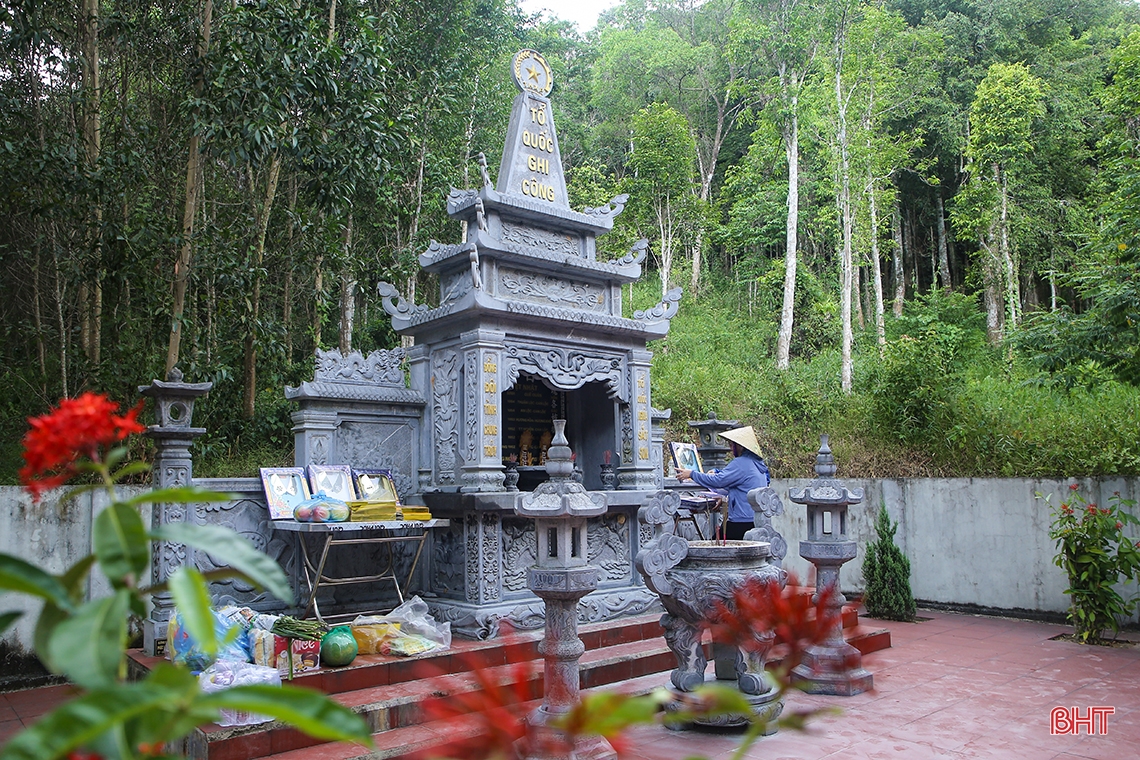 Visita al santuario de seis jóvenes voluntarias mártires en medio del bosque de Huong Khe