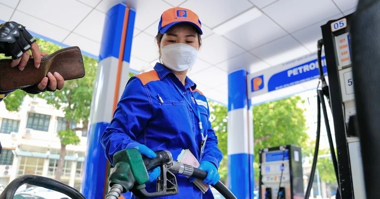 Gasoline prices drop for the third consecutive time, to over 19,000 VND/liter