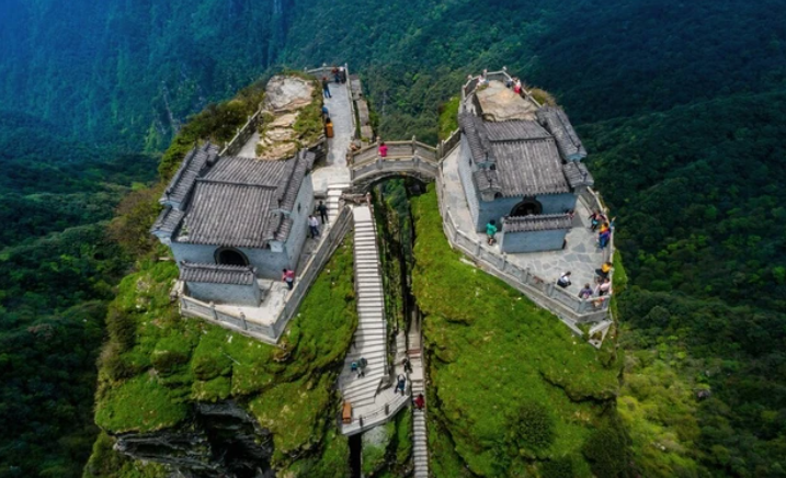 Die beiden Schreine sind durch eine Steinbrücke verbunden. Warum die Menschen mit der primitiven Technologie des alten Feudalismus große Steinblöcke und viele andere schwere Baumaterialien auf den Gipfel eines fast 2.500 Meter hohen Berges mit seinen zahlreichen fast senkrechten Hängen tragen konnten, bleibt ein Rätsel.