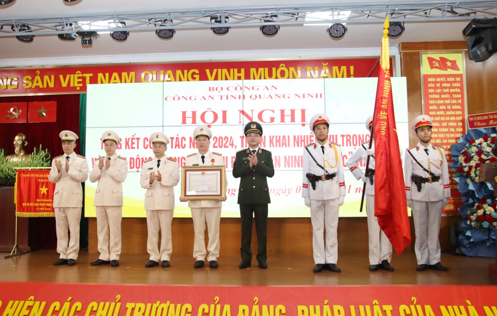 El teniente general Pham The Tung, viceministro de Seguridad Pública, autorizado por el Presidente, otorgó la Medalla de Explotación Militar de Primera Clase al Departamento de Seguridad Económica.