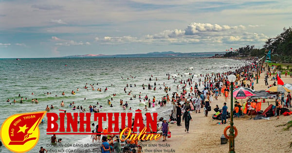 ឆ្នេរនៅ Phan Thiet មានមនុស្សច្រើនកុះករ