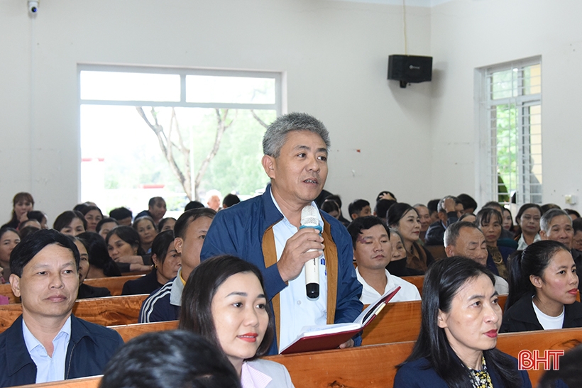 Delegierte des Volksrates der Provinz treffen Wähler in Vu Quang, Thach Ha