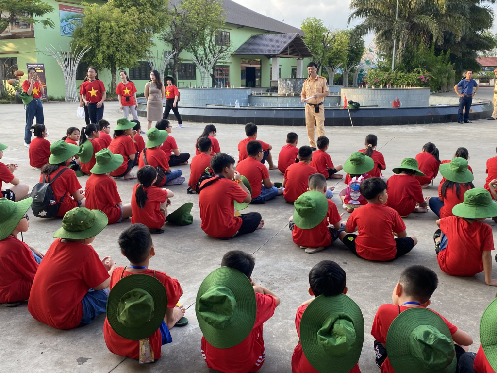 Công an thành phố Đông Triều tuyên truyền về an toàn giao thông cho học sịnh.