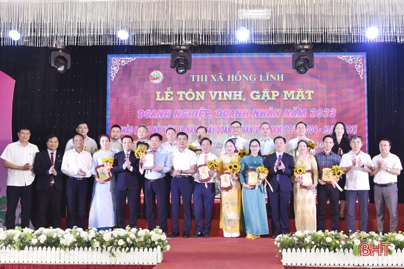 La ville de Hong Linh honore 33 entreprises et entrepreneurs exceptionnels