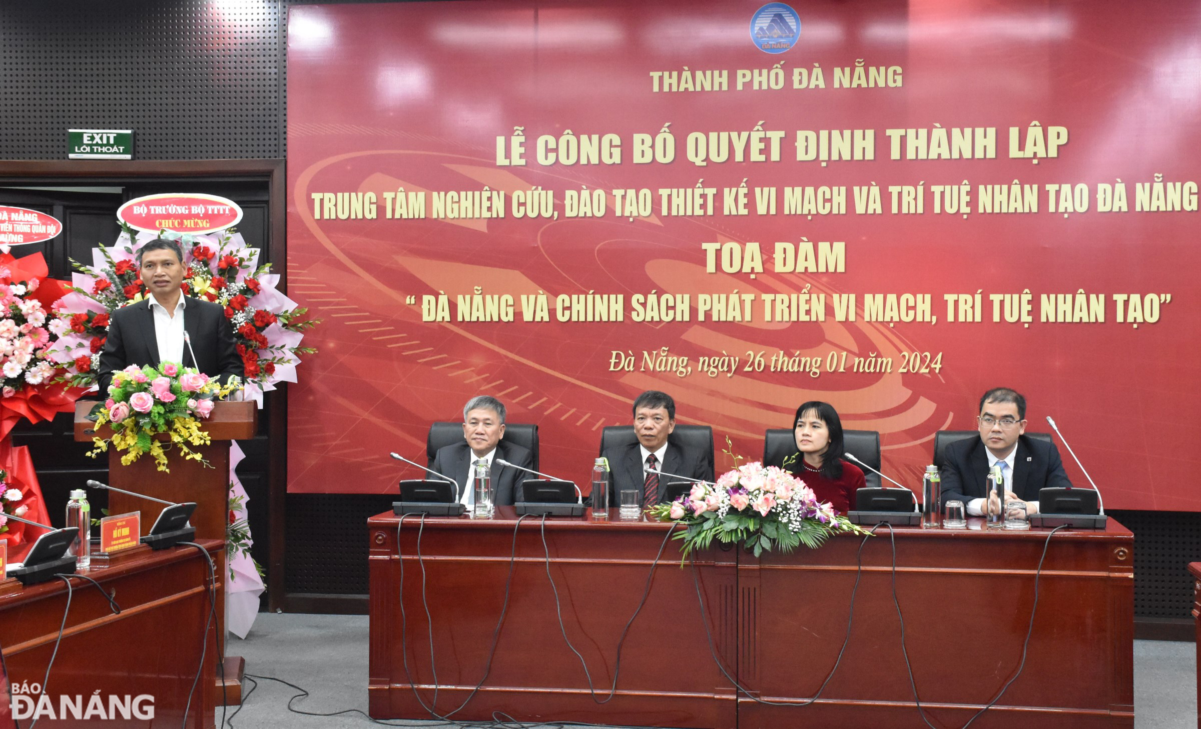 Le vice-président permanent du Comité populaire de la ville, Ho Ky Minh (couverture gauche), a pris la parole lors du séminaire. Photo : HOANG HIEP-THU HA