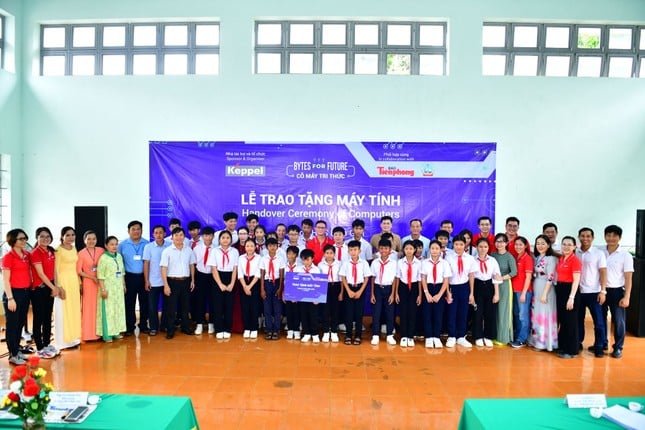 Keppel Group und Tien Phong Newspaper spenden Computer an zwei Schulen im Grenzgebiet von Tay Ninh. Foto 7