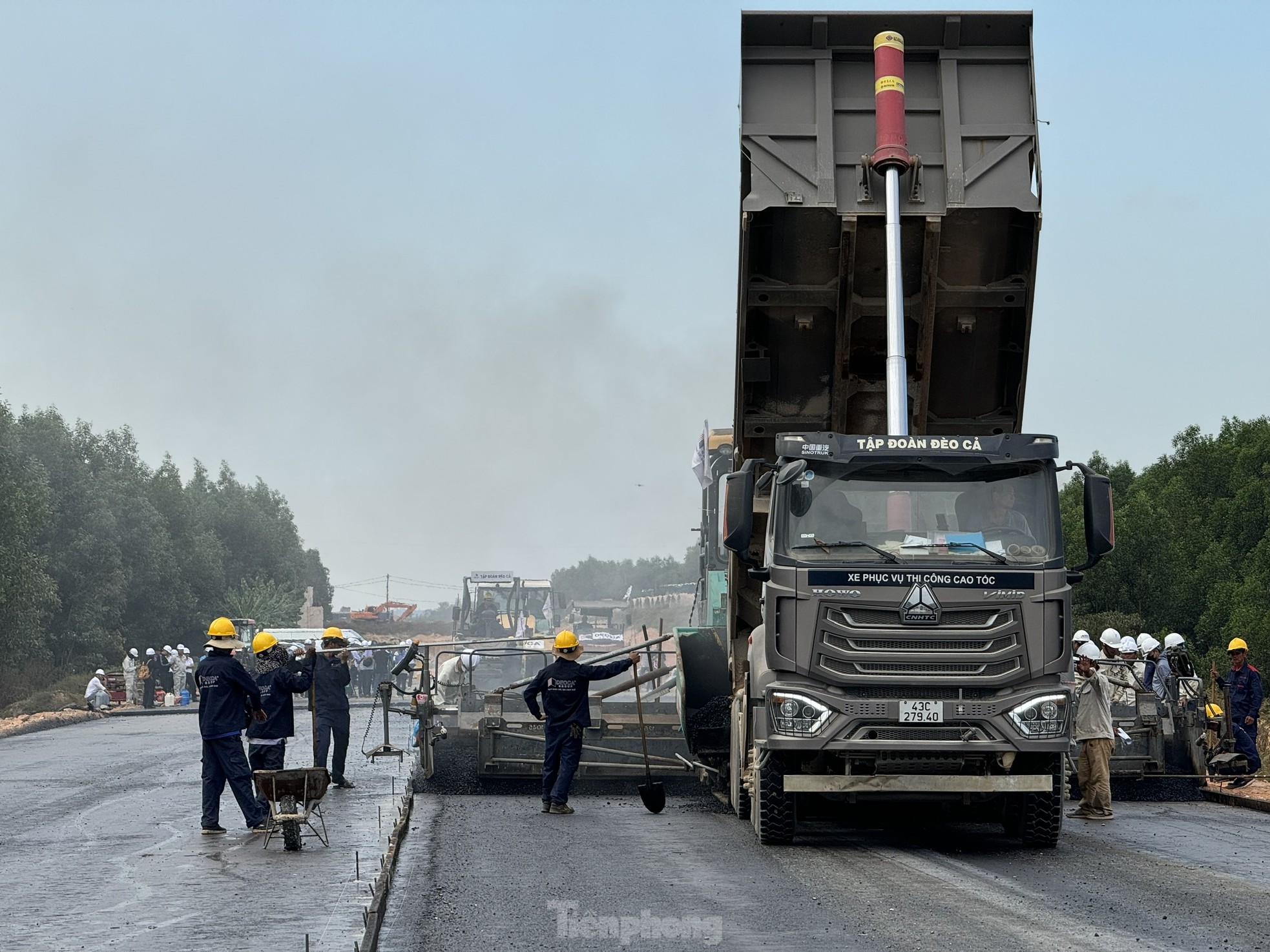 Почти 6000 человек и техники, 50 строительных бригад на скоростной автомагистрали Куангнгай - Хоай Нхон, фото 6