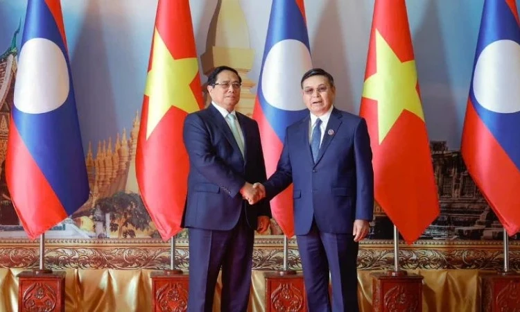 El primer ministro Pham Minh Chinh se reúne con el presidente de la Asamblea Nacional de Laos, Saysomphone Phomvihane