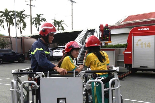 Jóvenes 'bomberos' se balancean en cuerdas, trepan edificios altos para combatir incendios y rescatar víctimas foto 7