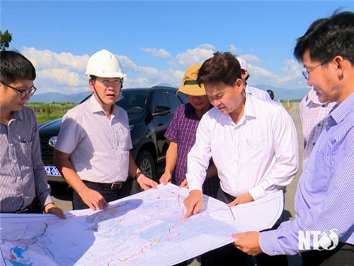 Comrade Pham Van Hau, Standing Deputy Secretary of the Provincial Party Committee, Chairman of the Provincial People's Council inspected the progress of key projects.