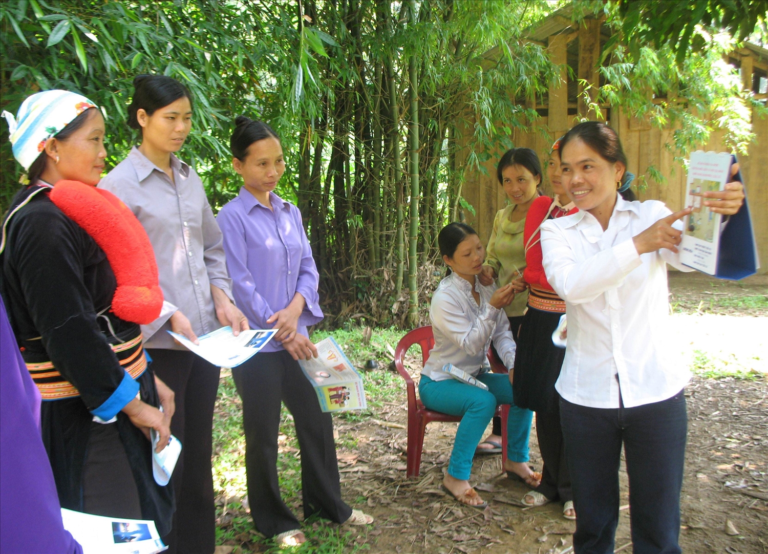 Thông tin về nhân viên y tế thôn bản trong cuộc điều tra thực trạng kinh tế - xã hội của 53 DTTS lần thứ IV năm 2024 sẽ là cơ sở để nghiên cứu, xây dựng cơ chế, chính sách để duy trì, phát triển mạng lưới y tế thôn, bản - cánh tay nối dài của ngành y tế tới rộng khắp các khu vực vùng sâu, vùng xa, vùng khó khăn của đất nước. (Trong ảnh: Nhân viên y tế thôn bản tỉnh Bắc Kạn truyền thông về chăm sóc sức khỏe, kế hoạch hóa gia đình tại cộng đồng)