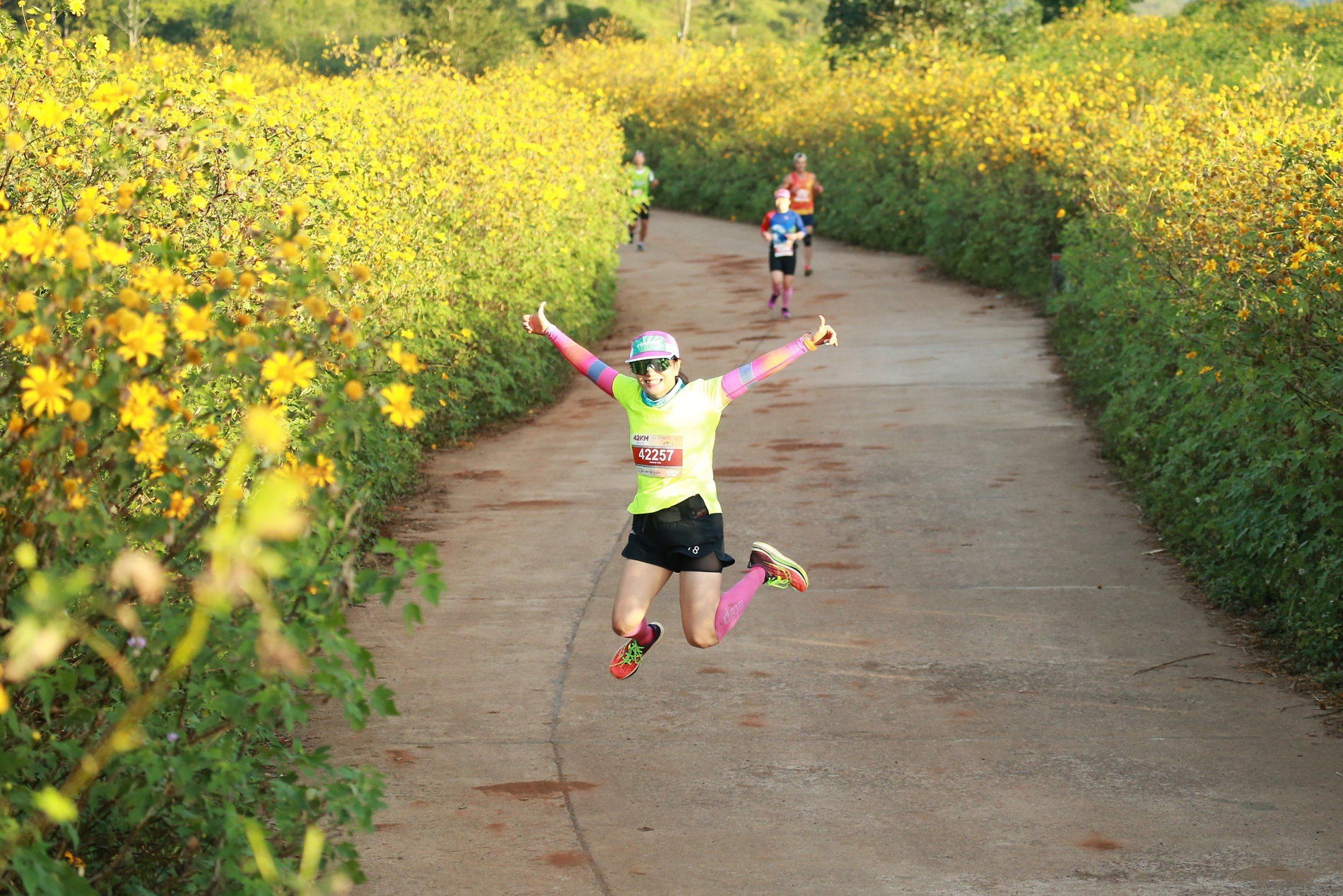 Gia Lai City Trail 2024: Hơn 6.800 VĐV chạy trong sắc vàng của hoa dã quỳ- Ảnh 1.