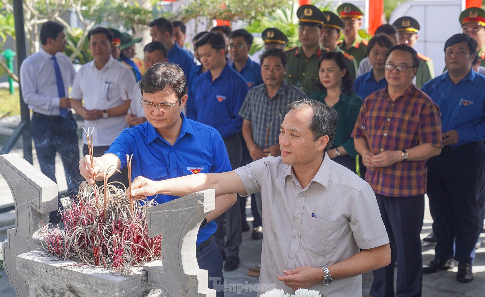 Anh Bùi Quang Huy dâng hương tại 'địa chỉ đỏ' ở Hà Tĩnh và thăm thân nhân anh Lý Tự Trọng ảnh 7