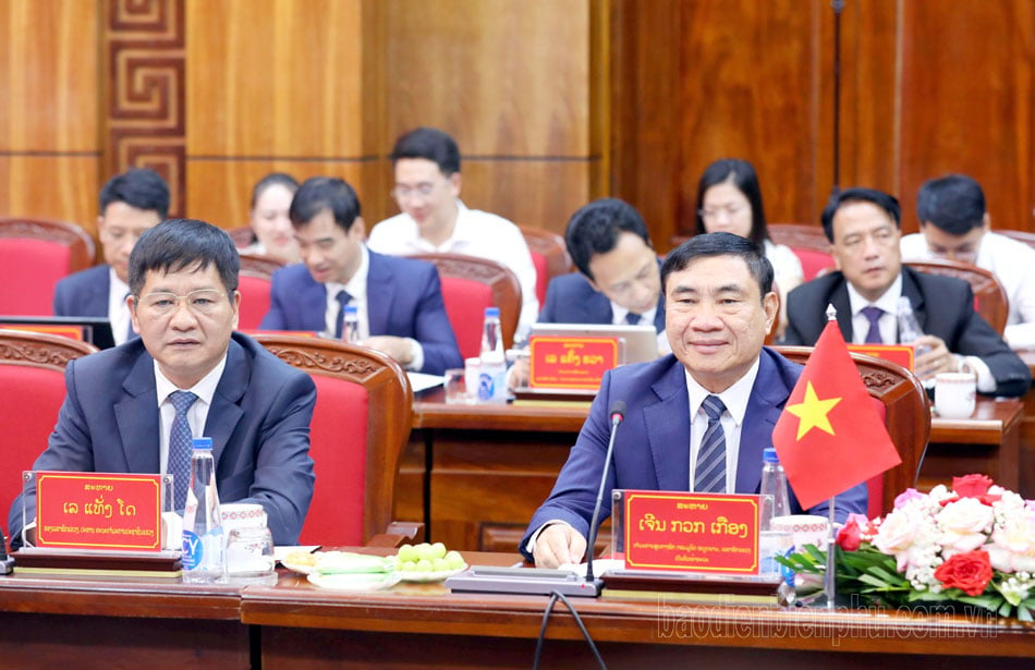 Discussions entre les délégations du Parti et du gouvernement des provinces de Dien Bien et de Luong-Nam-Tha