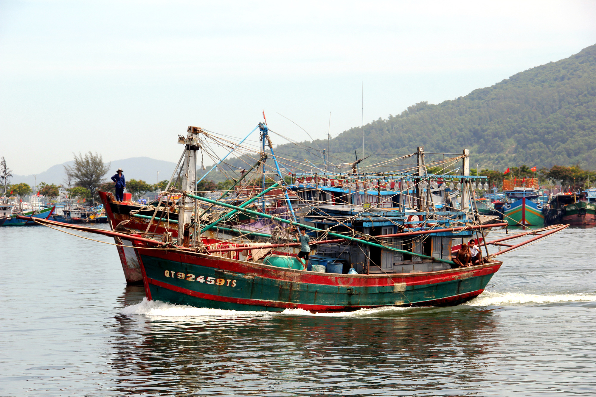 Tàu đánh bắt cá của ngư dân Quảng Ngãi - Ảnh: TRẦN MAI