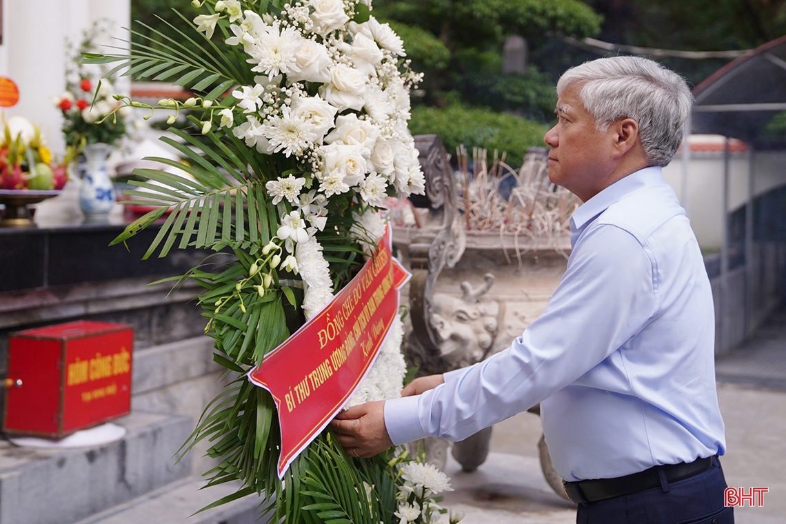 Chairman of the Central Committee of the Vietnam Fatherland Front visited and presented gifts to the elderly in Ha Tinh