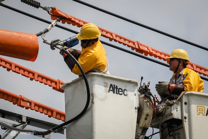 Ho Chi Minh City Electricity workers repair hot electricity on the 22kV line at Tan Thuan Export Processing Zone (District 7, Ho Chi Minh City). Photo: Thanh Nguyen