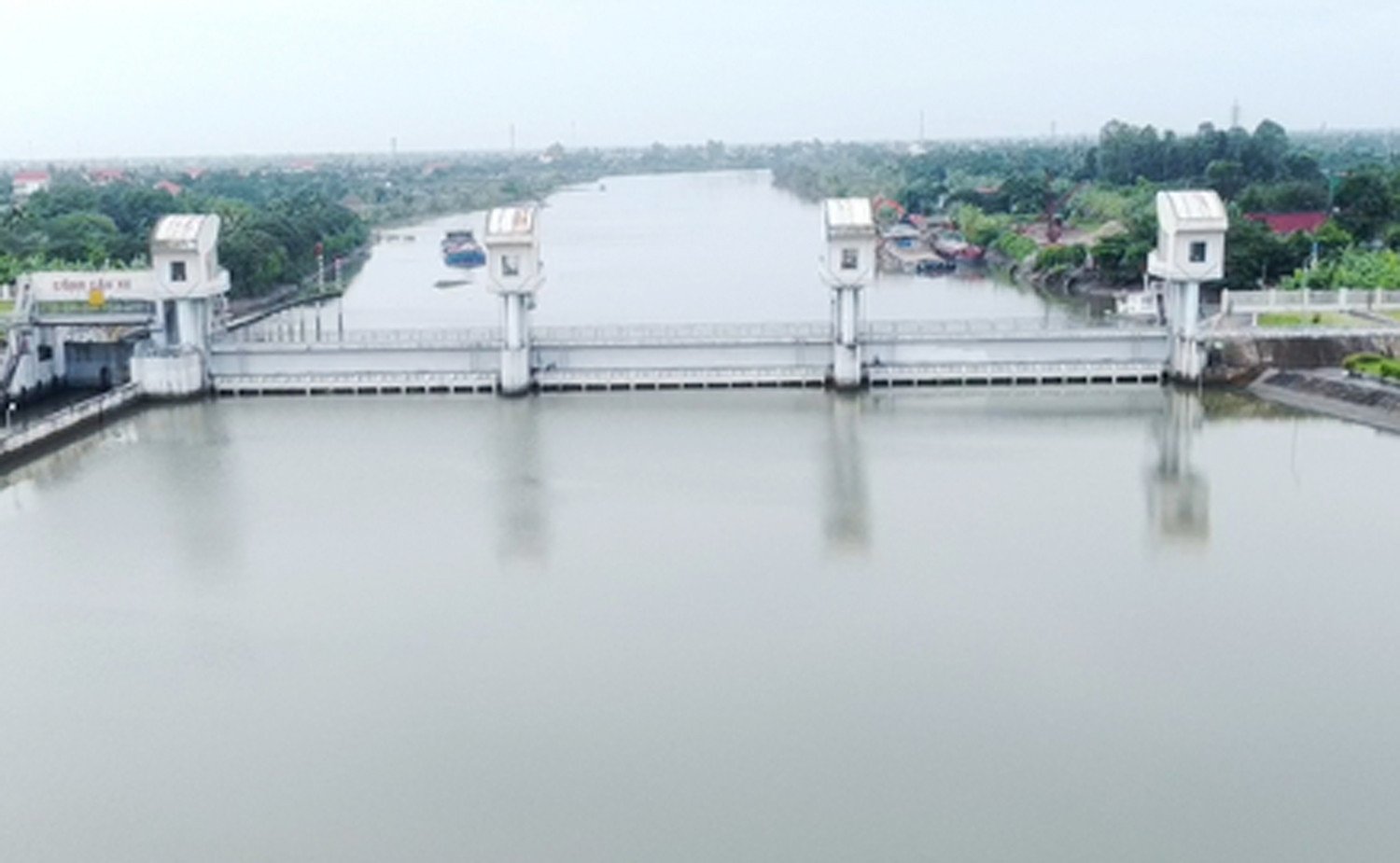 Open Cau Xe and An Tho (Tu Ky) sluices to reduce water in the Bac Hung Hai system