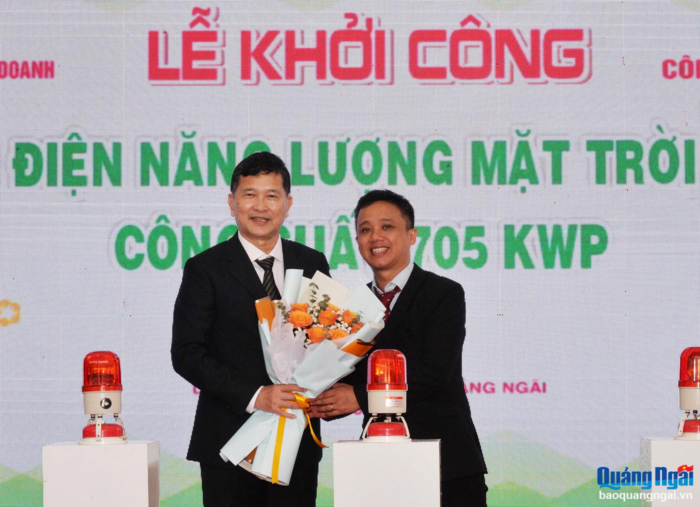 EPC General Contractor - ETECT E&C Company Limited presents flowers to the leaders of Viet Hung Packaging Production and Trading Joint Stock Company.