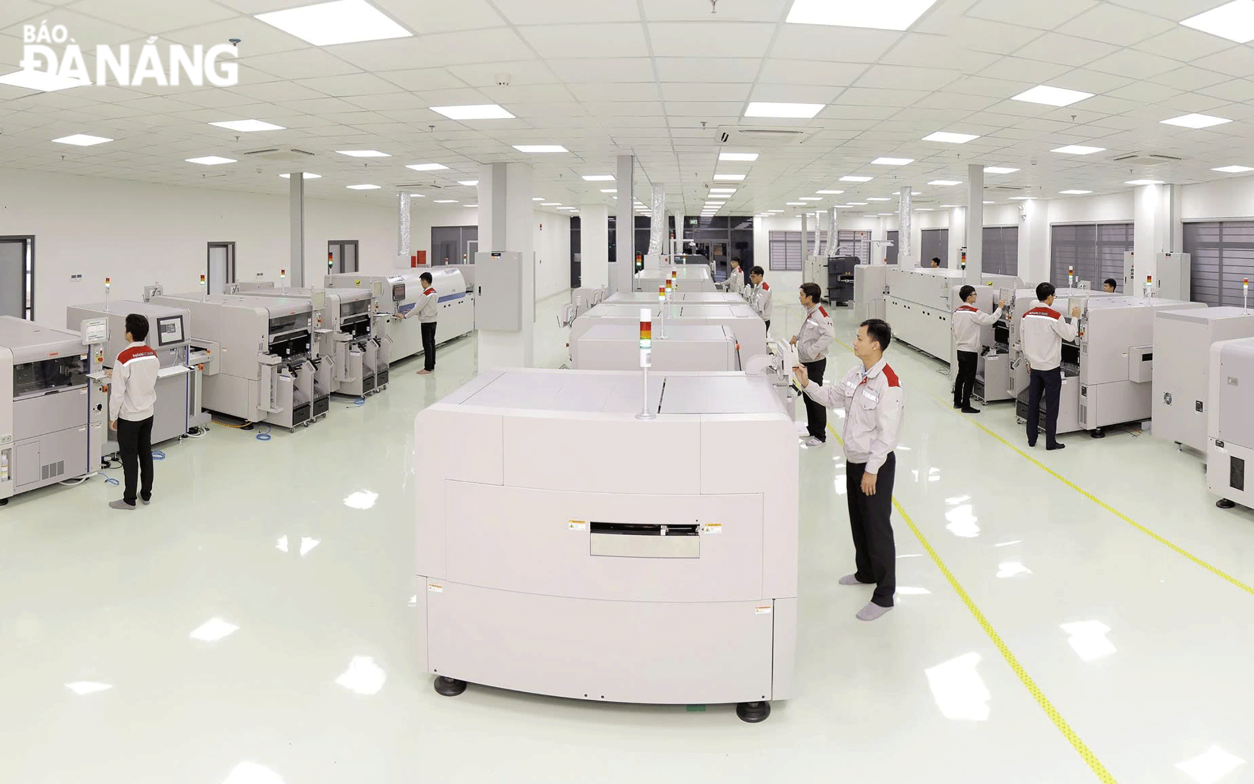 Producido en la Fábrica de Investigación, Producción y Ensamblaje de Equipos Electrónicos de Alta Tecnología SMT (Parque de Alta Tecnología de Da Nang). Foto: MAI QUE