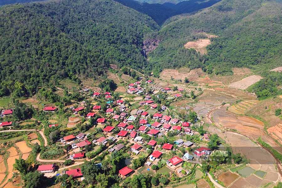 Hành trình đến thác, du khách sẽ phải băng qua những bản làng Thái bình yên, với những ngôi nhà sàn truyền thống.