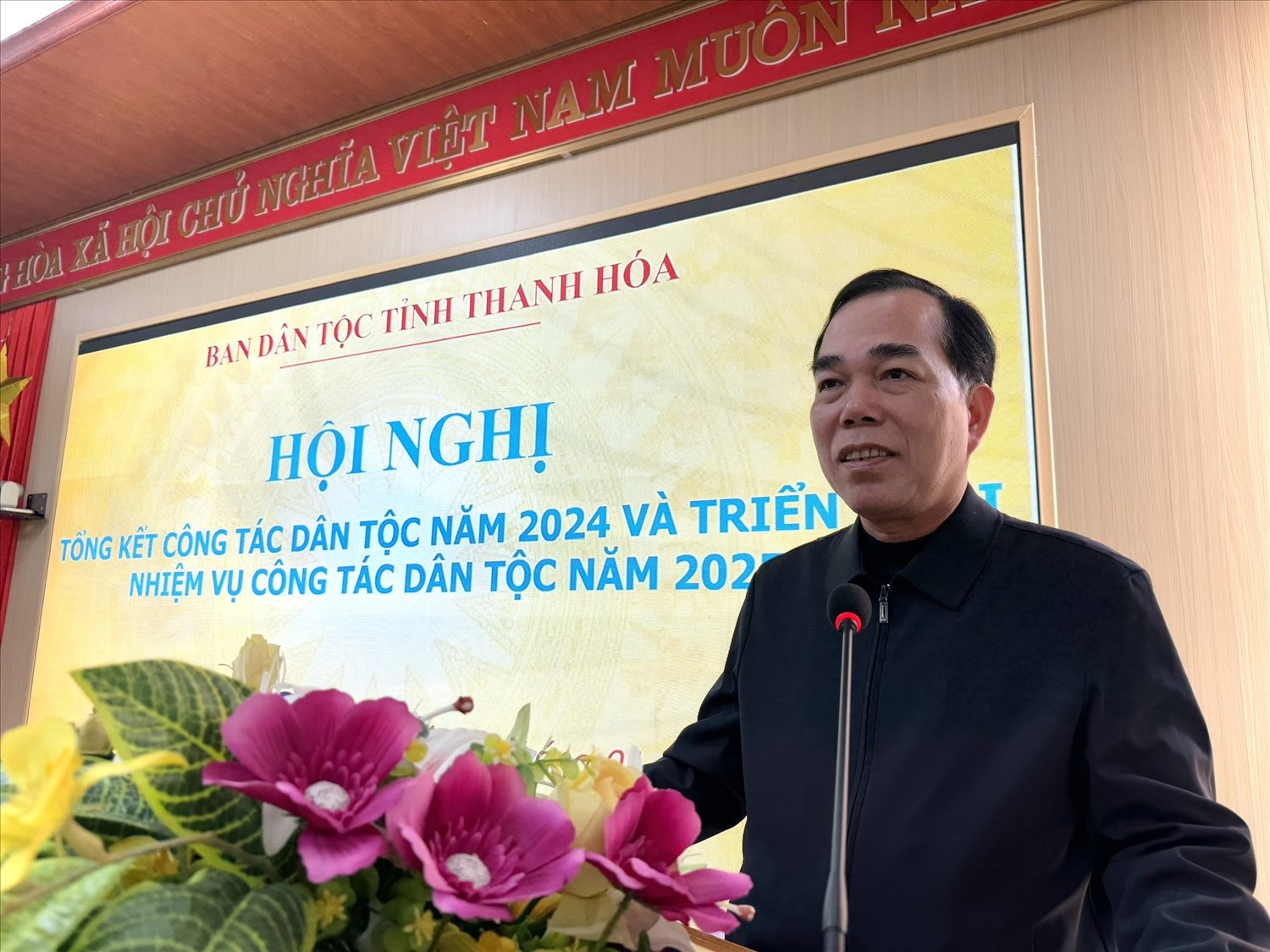 Ông Cầm Bá Tường, Phó Trưởng Ban Dân tộc tỉnh Thanh Hóa báo cáo kết quả thực hiện công tác dân tộc năm 2024