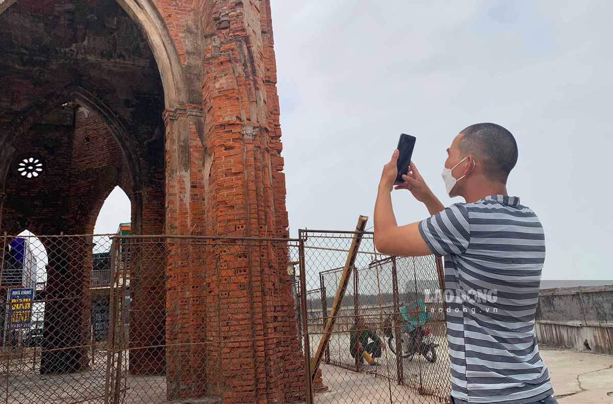 The collapsed church is the evidence of the collapsed church bell tower on the beach of Hai Ly commune, the remaining vestige of Lai Tim Chua (Heart of God) family church from 1877 in Xuong Dien fishing village.