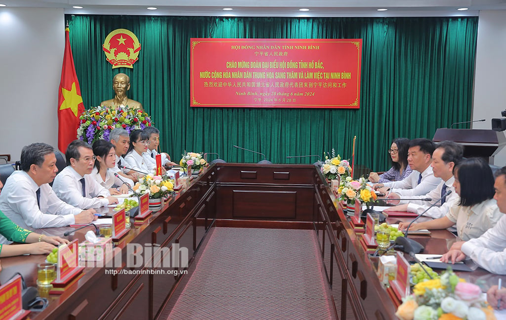 Une délégation de la province du Hubei de la République populaire de Chine a visité et travaillé dans la province de Ninh Binh