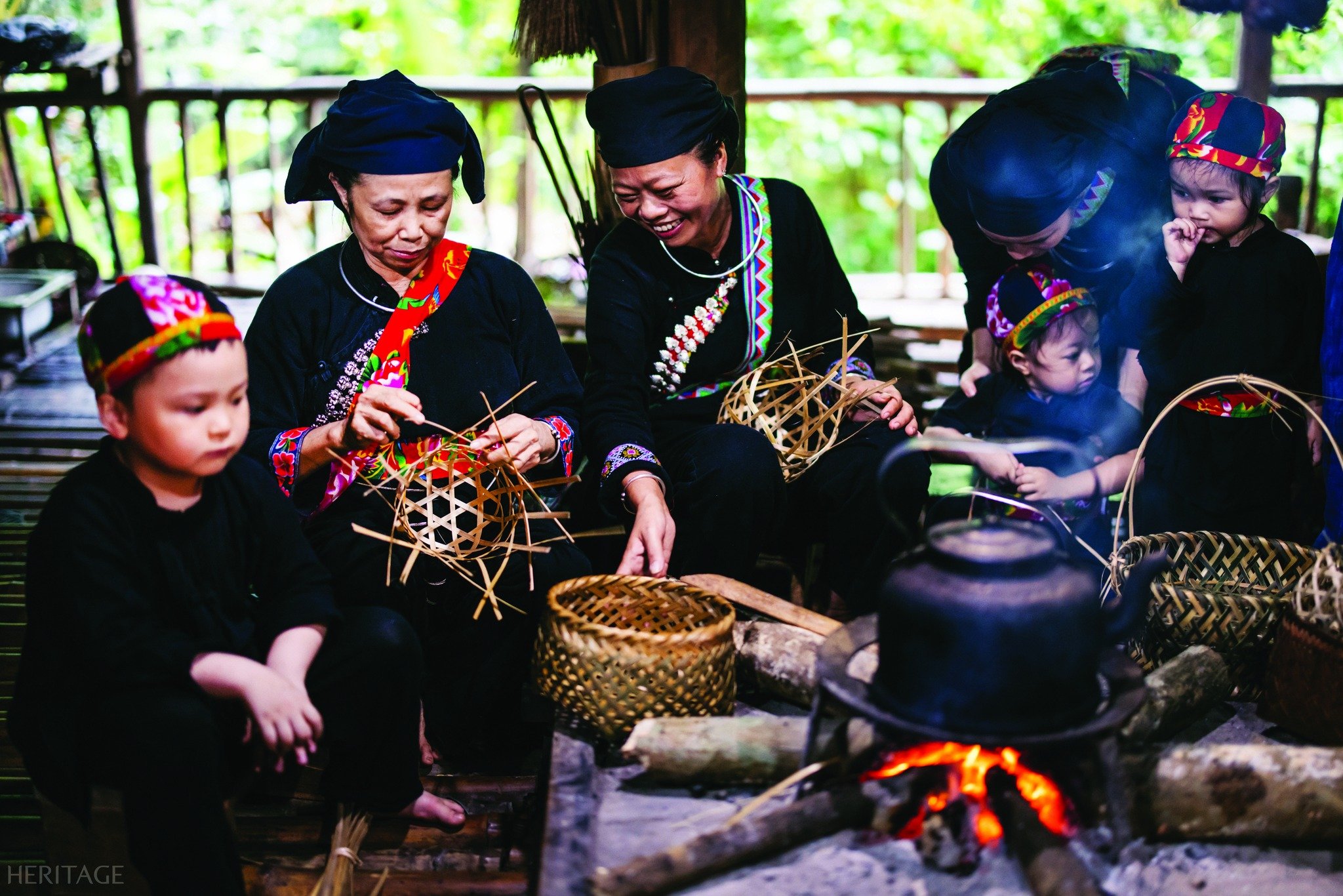 វាអាចជារូបភាពរបស់មនុស្ស 5 នាក់ ភ្លើង និងអត្ថបទ។