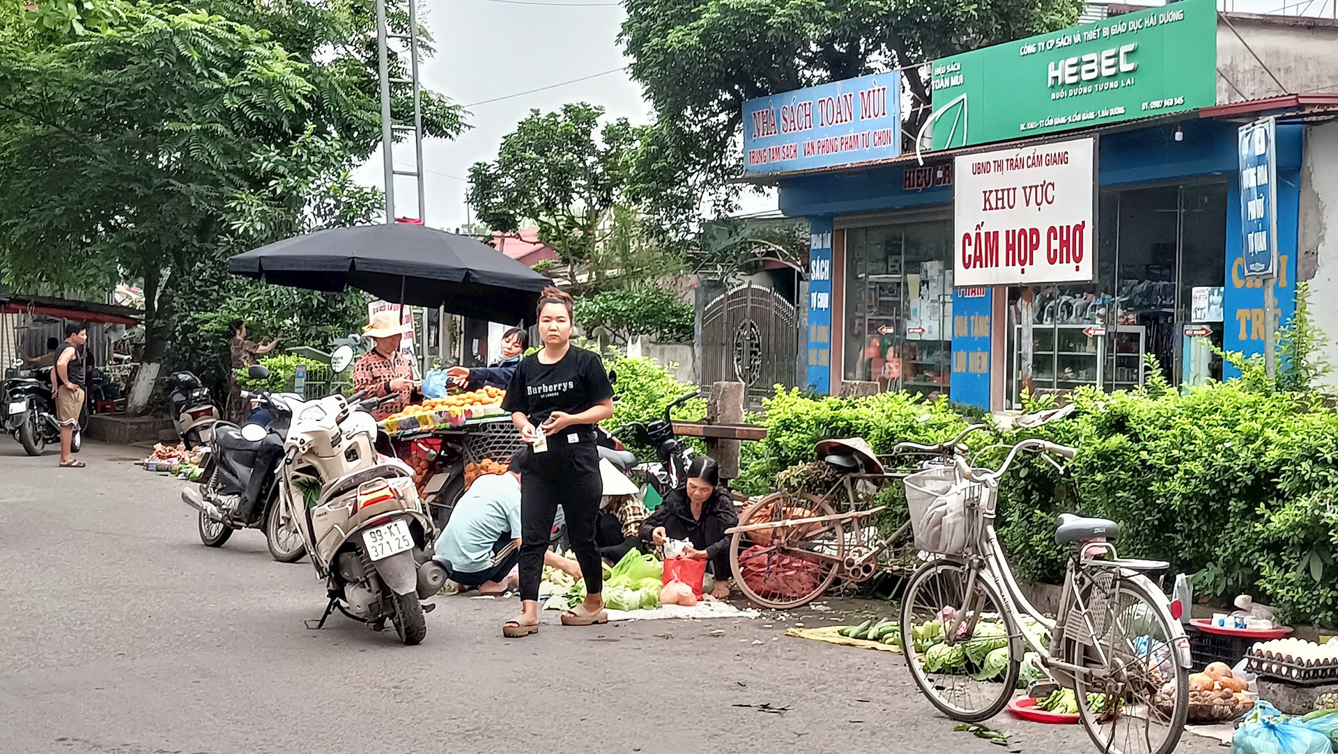 Cấm vẫn họp chợ