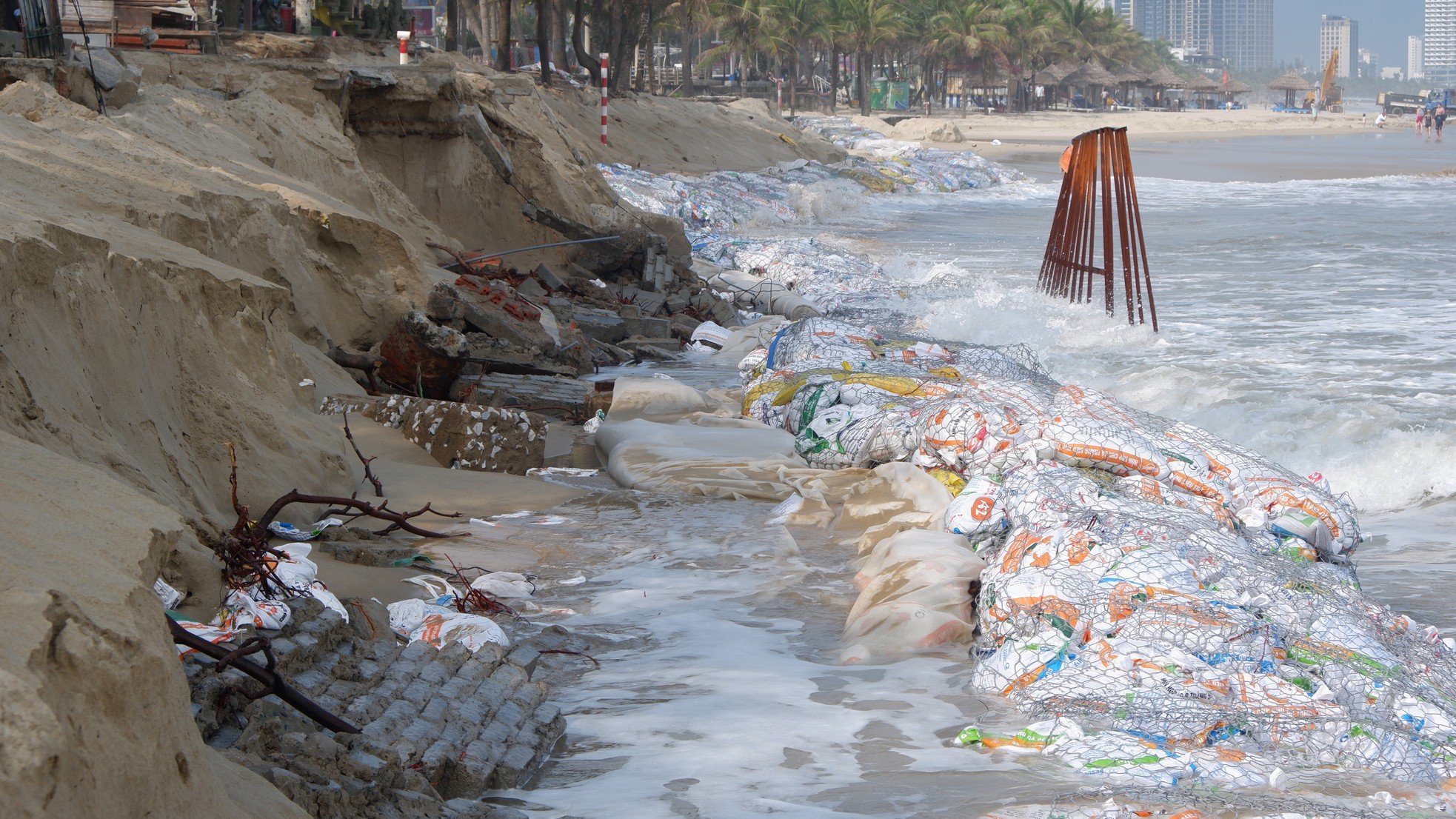 Scene of hundreds of meters of temporary dike built to save 'most beautiful beach in Asia' photo 7