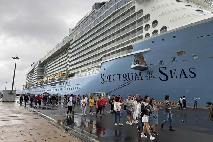 Le plus grand navire de croisière d'Asie amène près de 5 000 touristes à Cam Ranh